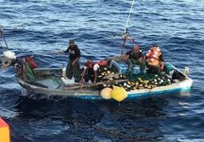 إسبانيا تنقذ طاقم سفينة صيد فرنسية