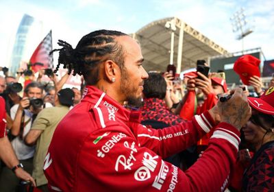 هاميلتون يعتذر للوكلير بعد سوء تقديره بشأن تبادل المراكز في سباق باكو