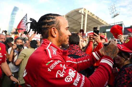 هاميلتون يعتذر للوكلير بعد سوء تقديره بشأن تبادل المراكز في سباق باكو