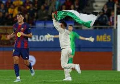 مشجع يحمل علم فلسطين يقتحم مباراة برشلونة وخيتافي