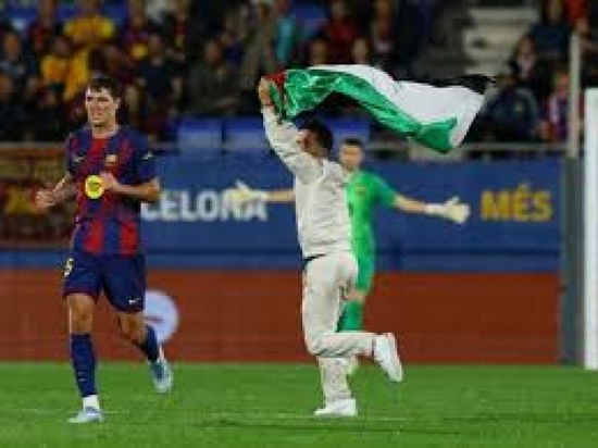 مشجع يحمل علم فلسطين يقتحم مباراة برشلونة وخيتافي