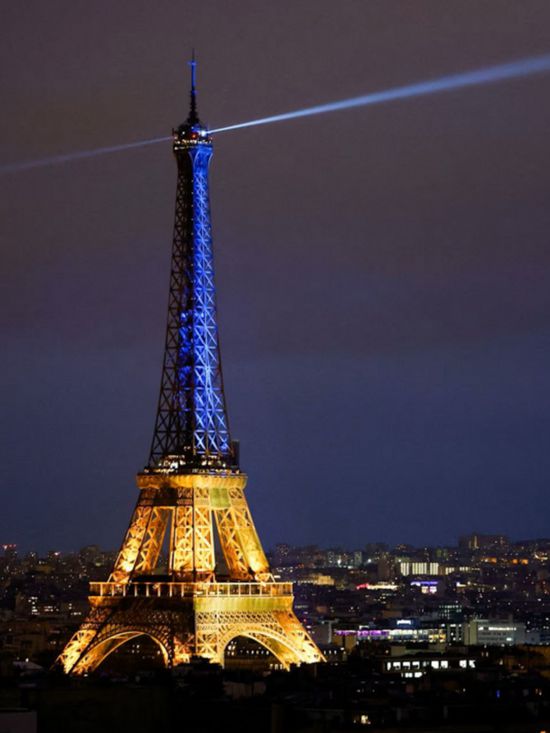إضاءة برج إيفيل تضامنًا لمبادرة ماكرون للاعتراف بدولة فلسطين