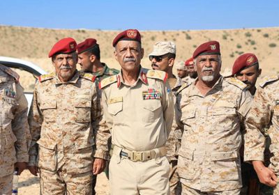 قائد "العسكرية الثانية" يتفقد مواقع لواء حضرموت في دوعن