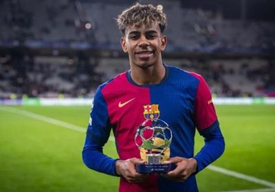 لامين يامال يفوز بجائزة أفضل لاعب شاب 2025