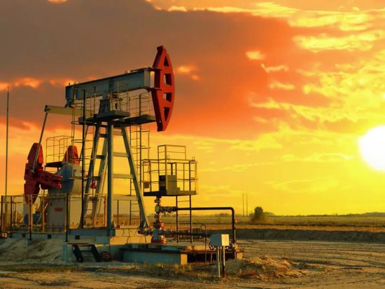 انخفاض أسعار النفط بظل بيانات اقتصادية مرتقبة