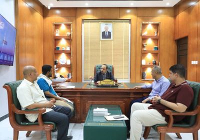 محافظ حضرموت يناقش سير العمل بمشروع طريق "حجر-يبعث"