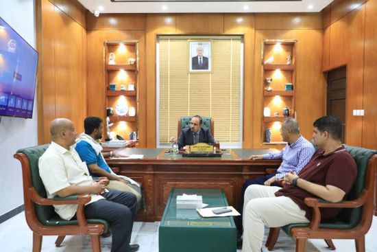 محافظ حضرموت يناقش سير العمل بمشروع طريق "حجر-يبعث"