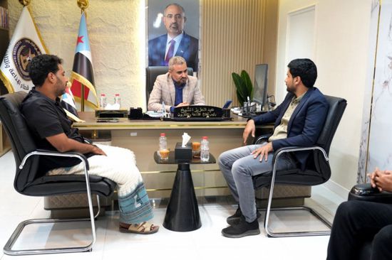 الشيخ يبحث إطلاق برامج تلفزيونية وإذاعية باللغة المهرية