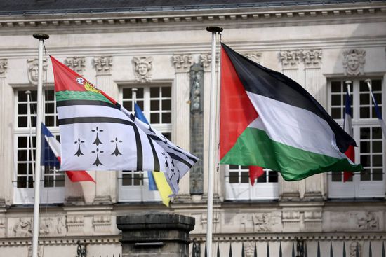 تعليمات للمباني الحكومية في فرنسا بإنزال العلم الفلسطيني