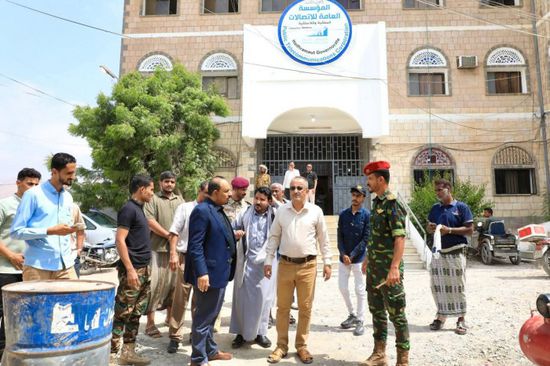 محافظ حضرموت يتفقد سير العمل بمؤسسة الاتصالات في الساحل