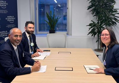 الرئيس الزُبيدي يبحث دعم خطط التنمية مع مسؤولة بالمنتدى الاقتصادي