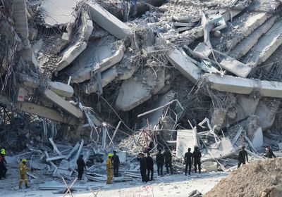 بشكل مفاجئ.. انهيار أرضي يدمر شارعاً رئيسياً في بانكوك