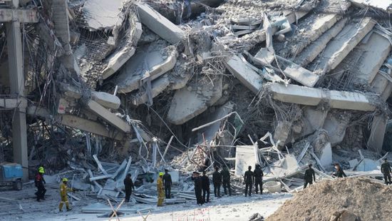 بشكل مفاجئ.. انهيار أرضي يدمر شارعاً رئيسياً في بانكوك