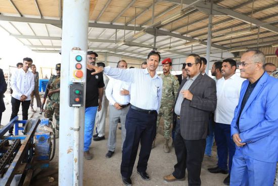 محافظ حضرموت يتفقد أعمال تطوير منشأة غاز بروم 