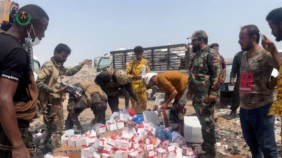 قوات الحزام الأمني تعلن إتلاف مواد مخدرة وسجائر مهربة في  عدن