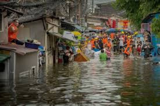 ثلاثة قتلى وإجلاء 400 ألف شخص بسبب عاصفة قوية في الفيليبين