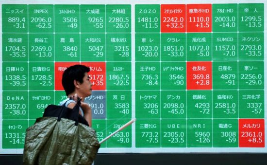 "توبكس" الياباني يلامس أعلى مستوى تاريخي ثم يمحو مكاسبه