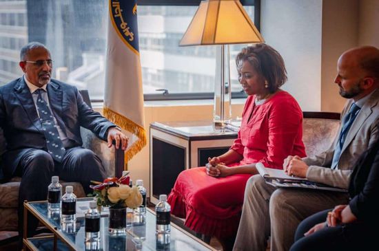 الرئيس الزُبيدي يناقش مع مسؤولة أممية تعزيز الأمن الغذائي