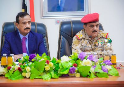 بحضور وزير الدفاع.. محافظ شبوة يتعرض الإنجازات الأمنية والعسكرية