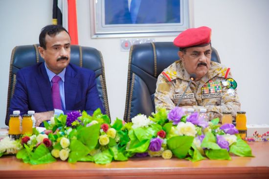 بحضور وزير الدفاع.. محافظ شبوة يتعرض الإنجازات الأمنية والعسكرية