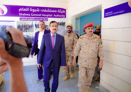 محافظ شبوة ووزير الدفاع يتفقدان مستشفى بن زايد في عتق