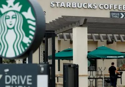 "ستاربكس" تعلن خطة لإعادة الهيكلة وإغلاق متاجر
