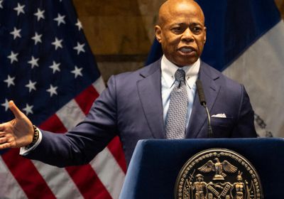 رئيس بلدية نيويورك يعلن سحب ترشيحه لولاية ثانية