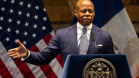 رئيس بلدية نيويورك يعلن سحب ترشيحه لولاية ثانية