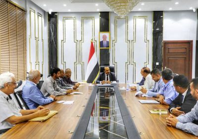 محافظ حضرموت يناقش خطط تطوير ميناء المكلا وتوسعته