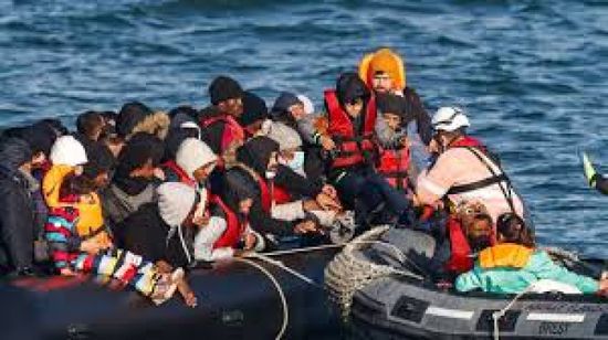 إنقاذ نحو 400 مهاجر قرب السواحل الفرنسية خلال عطلة نهاية الأسبوع
