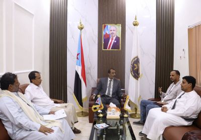 فريق التوجيه يناقش مع "انتقالي المهرة" خطط العمل الجماهيري