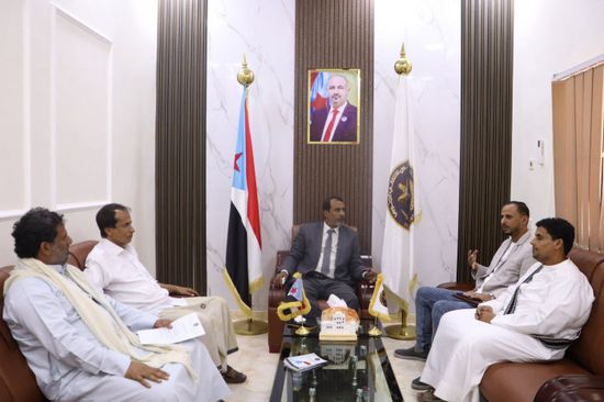 فريق التوجيه يناقش مع "انتقالي المهرة" خطط العمل الجماهيري