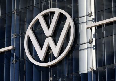 "فولكس" تخفض إنتاج وتغلق مصانع مؤقتاً في ألمانيا لتباطؤ الطلب