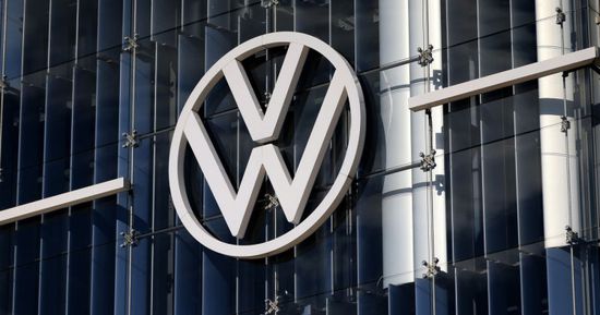 "فولكس" تخفض إنتاج وتغلق مصانع مؤقتاً في ألمانيا لتباطؤ الطلب