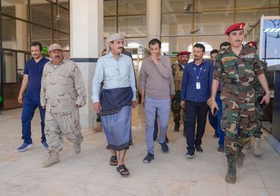 محافظ شبوة: مطار عتق ركيزة لدفع عجلة التنمية