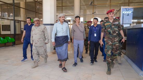 محافظ شبوة: مطار عتق ركيزة لدفع عجلة التنمية