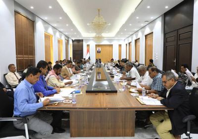 محافظ حضرموت يتعهد بتصحيح ملف المعلمين المتعاقدين