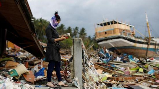    السلطات الإندونيسية: 100 طالب عالقون تحت أنقاض مدرسة