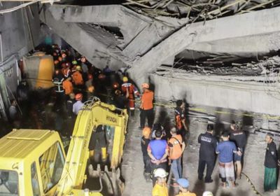 وجود 91 شخصًا عالقين تحت مبنى مدرسة انهار في إندونيسيا