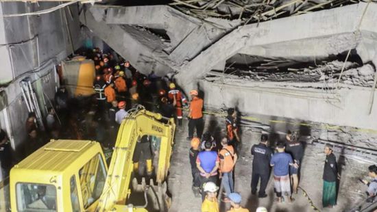 وجود 91 شخصًا عالقين تحت مبنى مدرسة انهار في إندونيسيا
