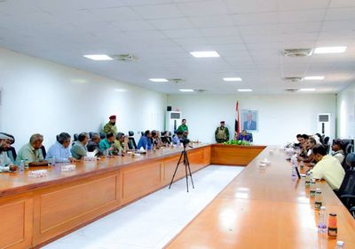 محافظ شبوة يستعرض مع المكونات السياسية الخطط التنموية المستقبلية