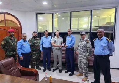 الملحق العسكري الفرنسي يزور ميناء الحاويات في عدن