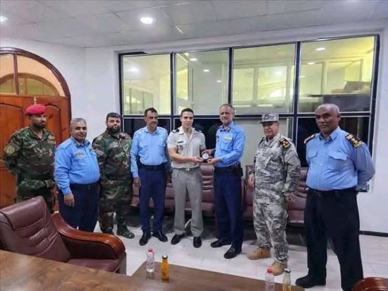 الملحق العسكري الفرنسي يزور ميناء الحاويات في عدن