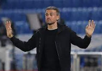 لويس إنريكي يشيد بفريقه بعد الفوز على برشلونة