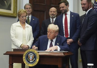 ترامب يهدد بفرض تعريفات على واردات الأثاث