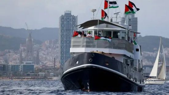 آخر سفينة في أسطول الصمود تواصل طريقها إلى غزة
