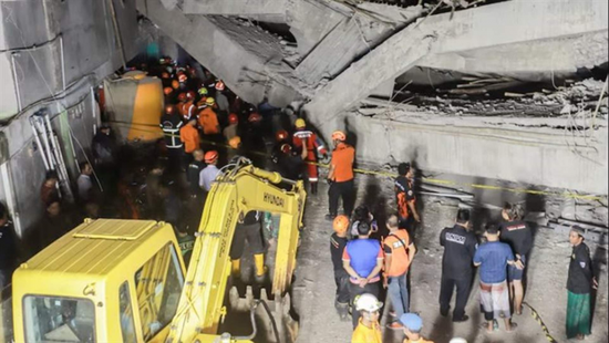 تأكيد مقتل 9 طلاب في انهيار مدرسة إسلامية في إندونيسيا