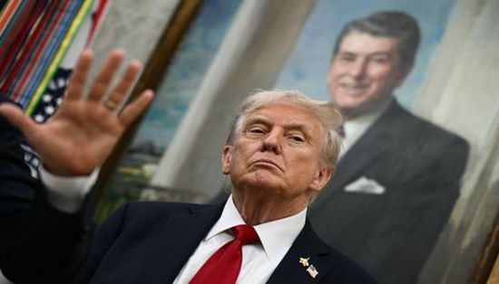 بعد رد حماس.. ترامب يطالب إسرائيل بوقف قصف غزة فورًا