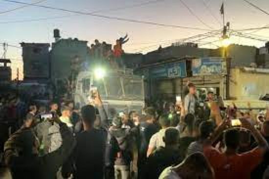 احتفالات عارمة بشوارع غزة احتفالاً برد حماس