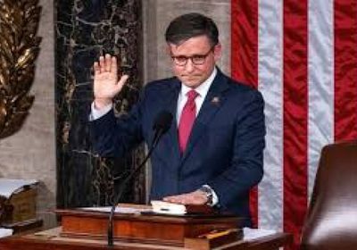 مايك جونسون ينتقد ربط تمويل الحكومة بالإعفاءات الضريبية